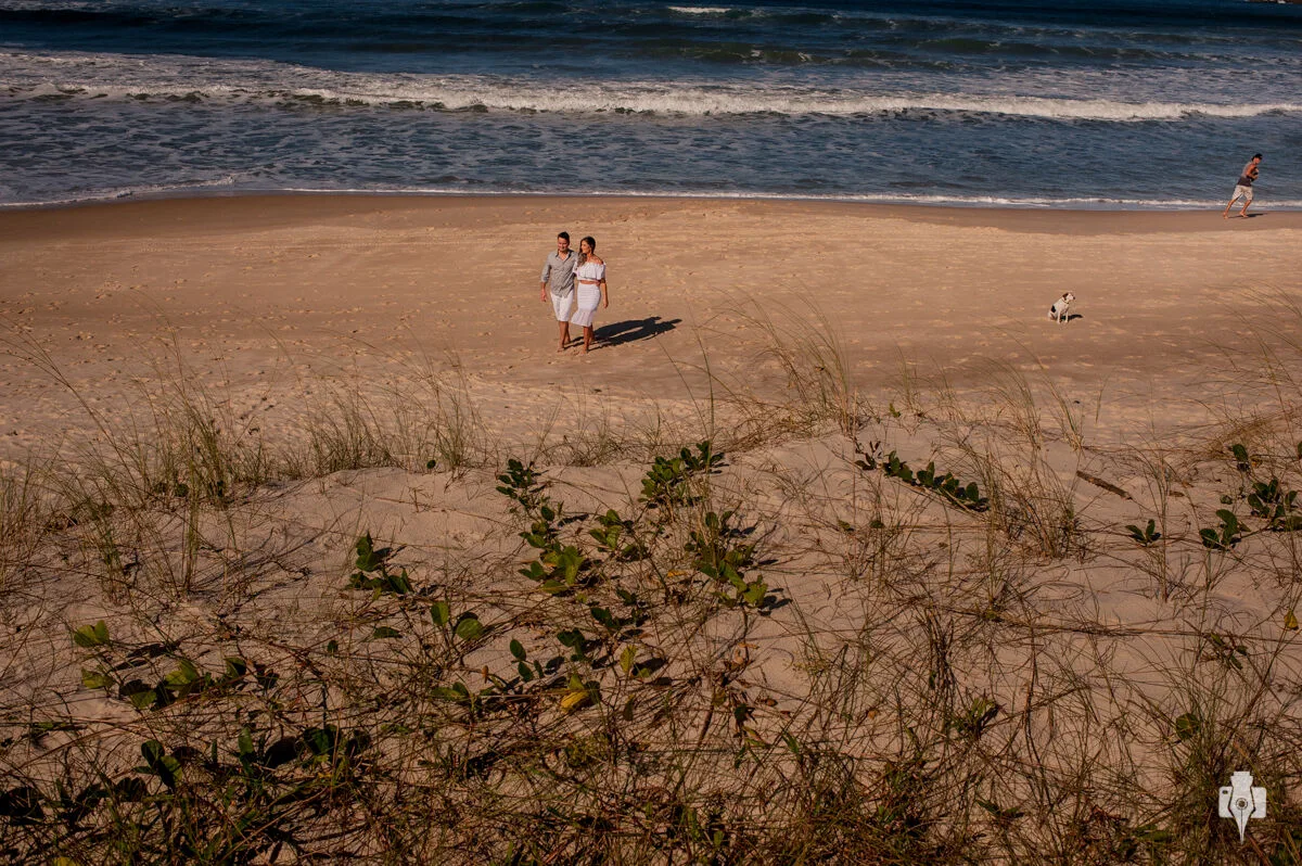Ensaio Pré Casamento na Praia do Rosa - SC | Tuiane e Rodrigo | Fotografo casamento, Gramado, Serra Gaúcha, Beth Esquinatti e Nei Bernardes